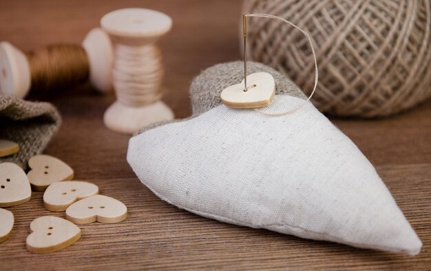 haftowana poduszka na stole